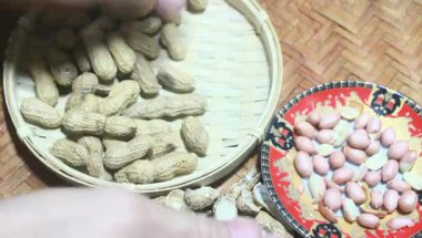 Soyulmuş fıstık ve kurutulmuş tepsi.