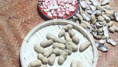 Soyulmuş fıstık ve kurutulmuş tepsi.