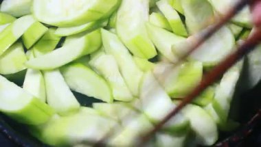 Kızartma için kabak soy