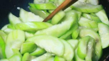 Kızartma için kabak soy