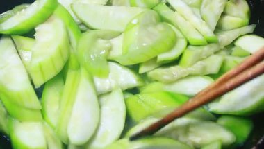 Kızartma için kabak soy