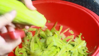 Kızartma için kabak soy