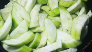 Kızartma için kabak soy