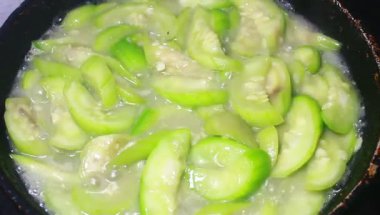 Kızartma için kabak soy