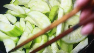 Kızartma için kabak soy