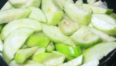 Kızartma için kabak soy