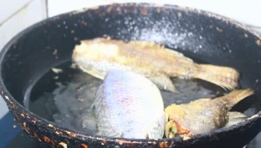 Baharat ile kızarmış balık