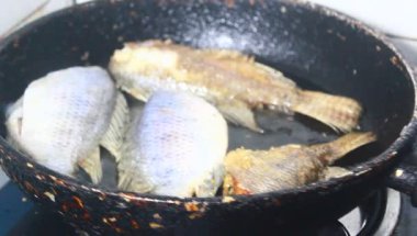 Baharat ile kızarmış balık