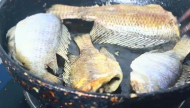 Baharat ile kızarmış balık