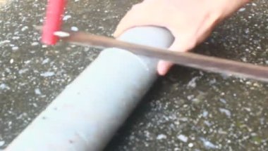 Plastik boruyu testere ile kes