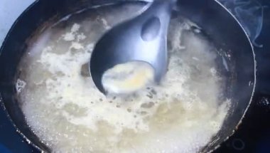 Kızarmış erişte ve doğranmış tavuk.