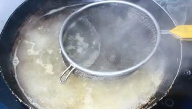 Kızarmış erişte ve doğranmış tavuk.