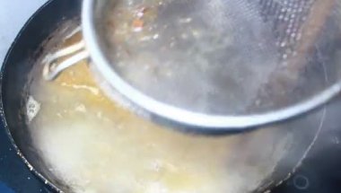 Kızarmış erişte ve doğranmış tavuk.