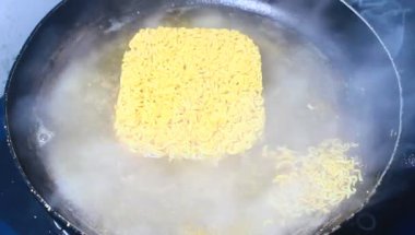 Kızarmış erişte ve doğranmış tavuk.