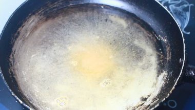 Kızarmış erişte ve doğranmış tavuk.