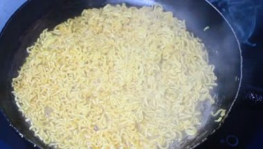 Kızarmış erişte ve doğranmış tavuk.