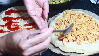 Tavuk ve bezelyeli pizza.