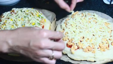 Tavuk ve bezelyeli pizza.