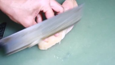 Tavuk ve bezelyeli pizza.