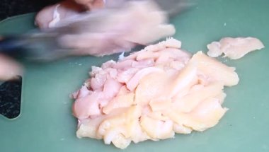 Tavuk ve bezelyeli pizza.