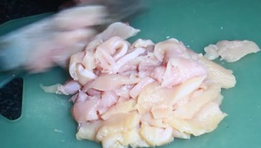 Tavuk ve bezelyeli pizza.