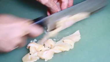 Tavuk ve bezelyeli pizza.