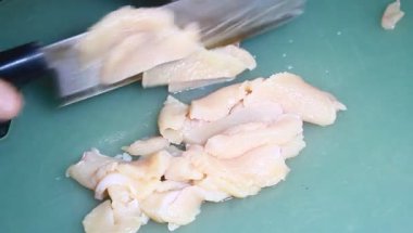 Tavuk ve bezelyeli pizza.