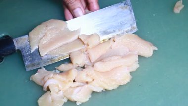 Tavuk ve bezelyeli pizza.