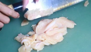 Tavuk ve bezelyeli pizza.