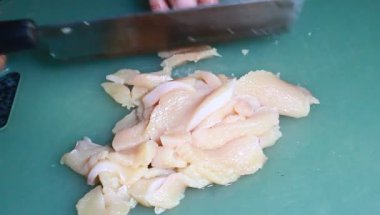 Tavuk ve bezelyeli pizza.