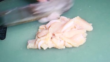 Tavuk ve bezelyeli pizza.