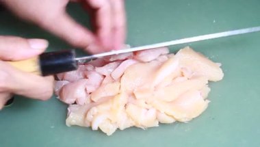 Tavuk ve bezelyeli pizza.