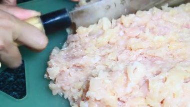 Tavuk ve bezelyeli pizza.