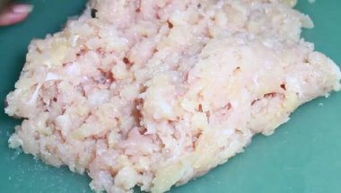 Tavuk ve bezelyeli pizza.