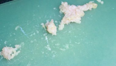 Tavuk ve bezelyeli pizza.