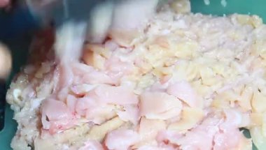 Tavuk ve bezelyeli pizza.