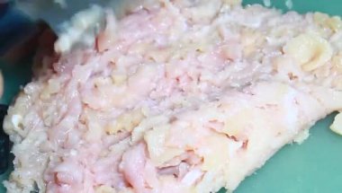 Tavuk ve bezelyeli pizza.