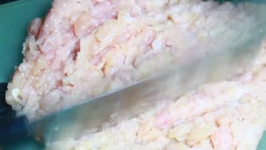 Tavuk ve bezelyeli pizza.