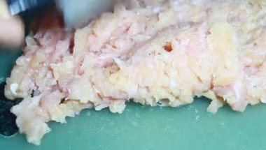 Tavuk ve bezelyeli pizza.