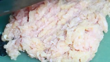 Tavuk ve bezelyeli pizza.