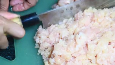 Tavuk ve bezelyeli pizza.