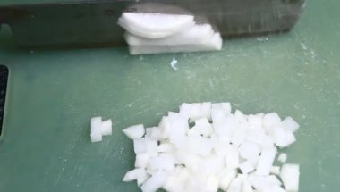 Tavuk ve bezelyeli pizza.