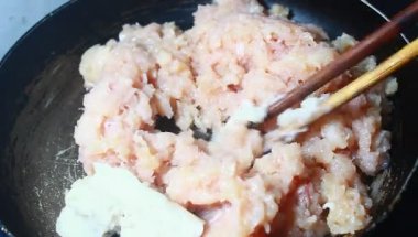 Tavuk ve bezelyeli pizza.