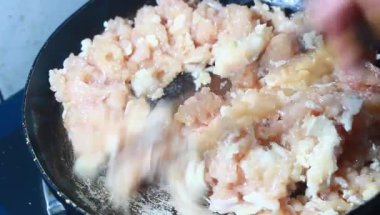 Tavuk ve bezelyeli pizza.