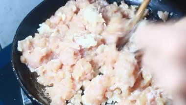 Tavuk ve bezelyeli pizza.