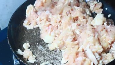 Tavuk ve bezelyeli pizza.