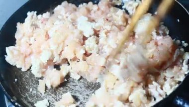 Tavuk ve bezelyeli pizza.