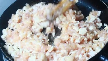 Tavuk ve bezelyeli pizza.