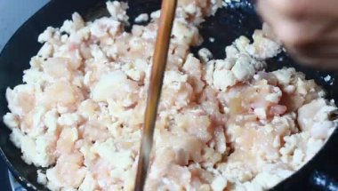 Tavuk ve bezelyeli pizza.