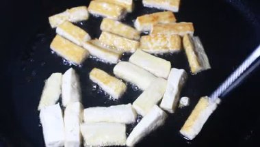 soya peyniri ile tavada kızartılmış sebzeler